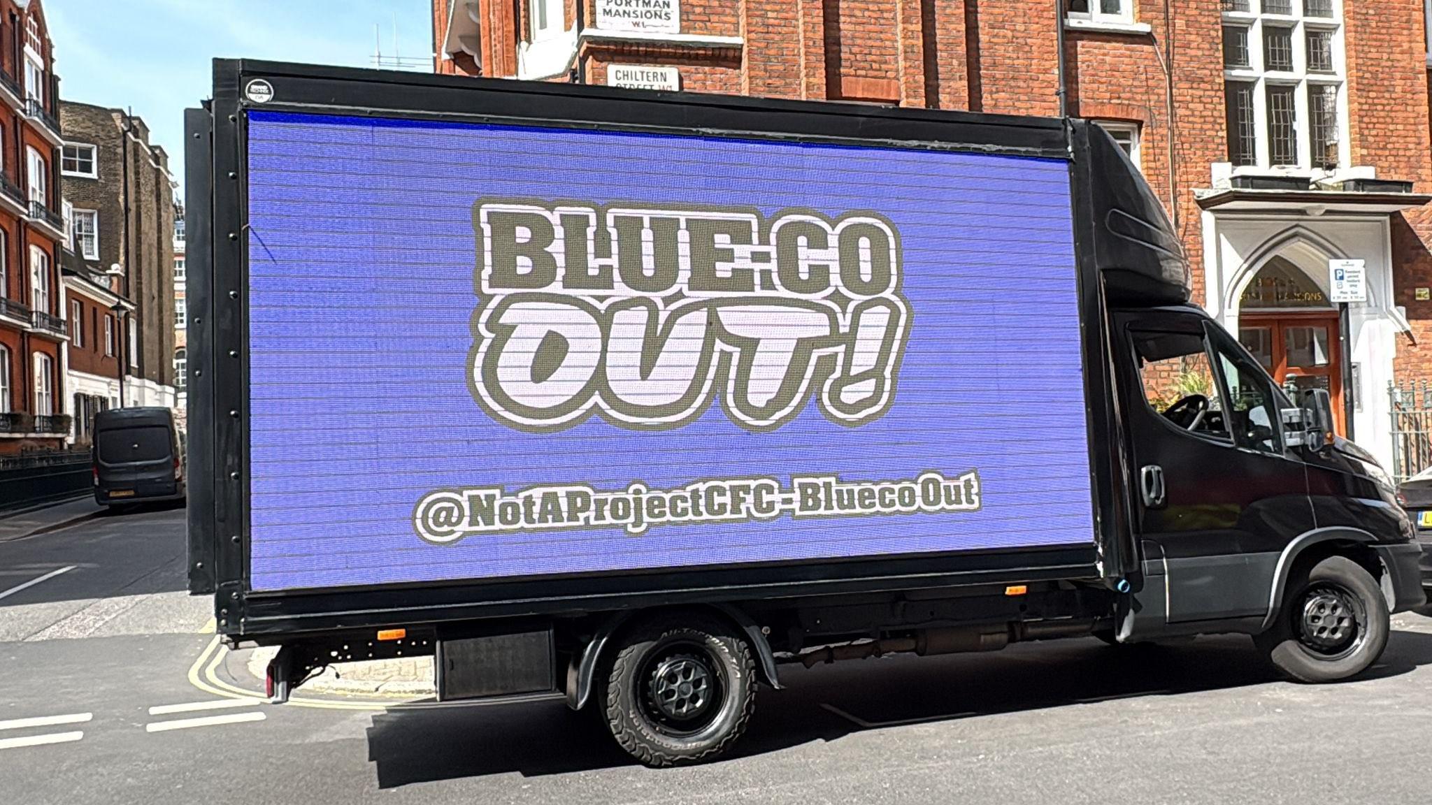 开云体育-这回真卡车安排上了,切尔西球迷用卡车打出标语抗议BlueCo